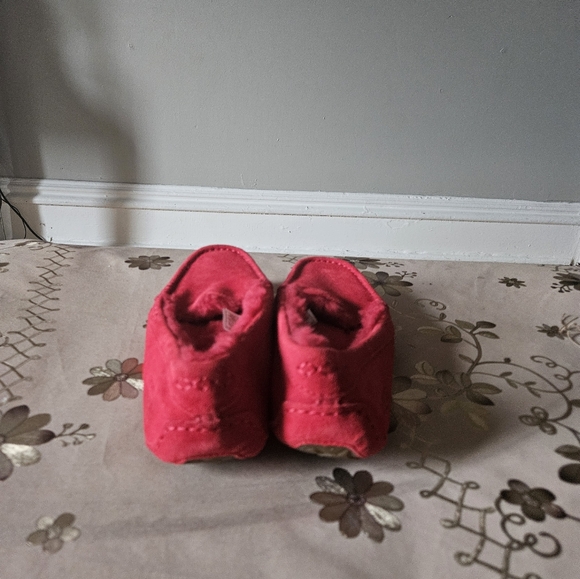 NWOB WOMENS UGG Loafers - Picture 2 of 4